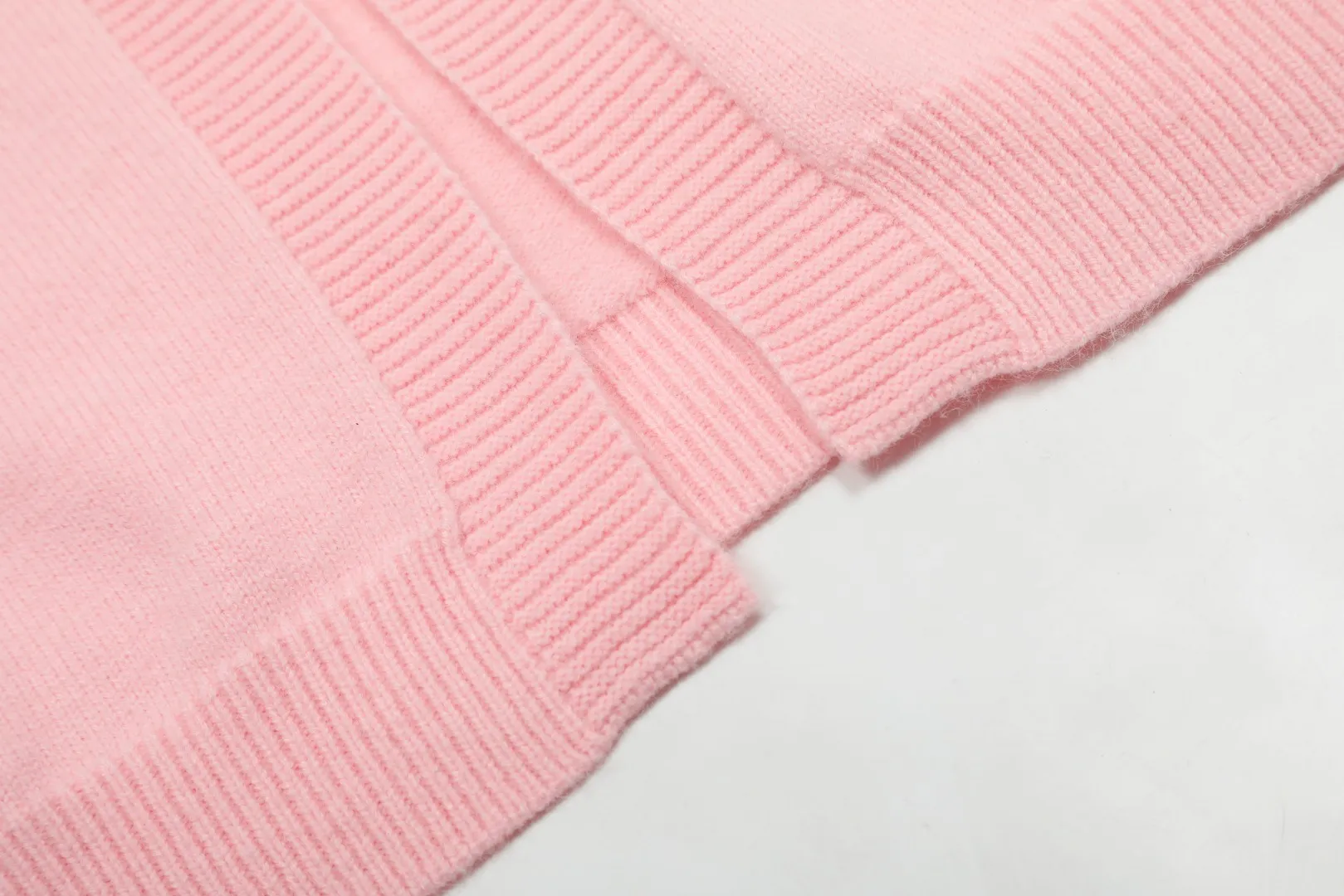 🅿️220 "Top quality" Style number: DS016# [Ralph Lauren V-neck solid color pony embroidered logo woolen knitted shawl cardigan] ✅Ralph Lauren Lazy‌oversize style basic classic versatile ten-color shawl cardigan ✅Main supplier platform live broadcast Wholesale entity Replenishment when out of stock No removal from shelves ✅ZP quality 1:1 version Scan the code to enter the GF website Counter quality ✅Details and quality are the only one in Guangzhou. Light luxury wool. Focus on high-end. Cost-effective. Good quality. Needless to say. ✅Restore the original version. Can wear 190 pounds. Loose, comfortable and stress-free. ✅Loose upper body, oversize and lazy style. Must-have style for goddess ootd. ✅Good-looking clothes are never picky. Recommended for goddess wardrobe. Taro Purple, Light Khaki, Chinese Red, Anchor Red